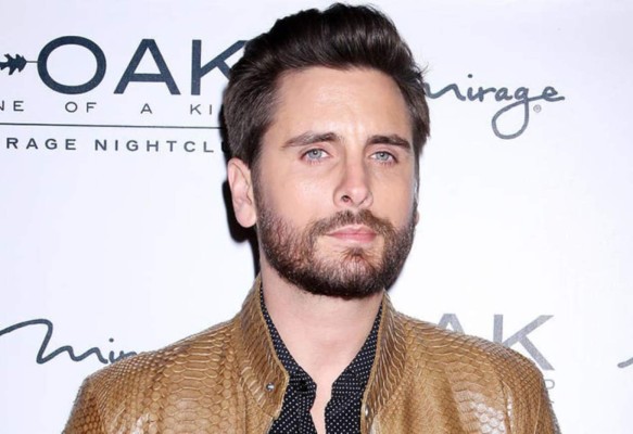 Captan a Scott Disick besándose con otra mujer